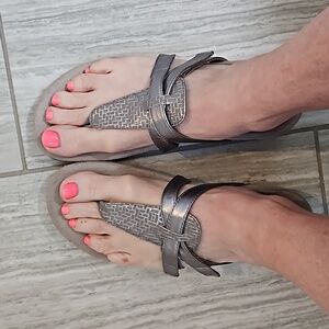 Vionic silver size 8 sandals